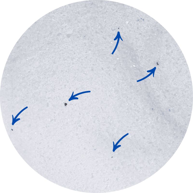 Das Foto zeigt farbige Partikel im Salz