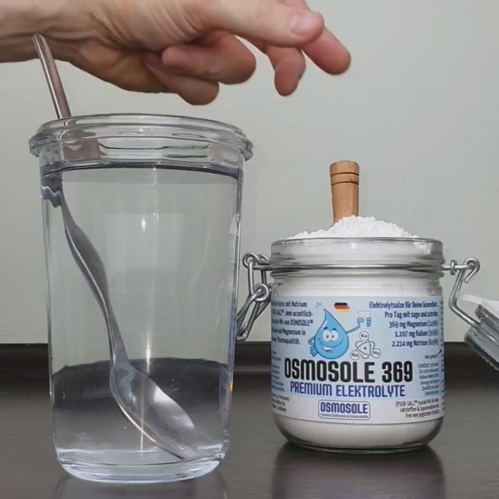 Dieses Video zeigt das Auflösen einer Portion OSMOSOLE 369 in einem Glas Wasser.