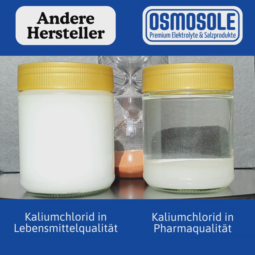 Video laden: Das Video zeigt ein Zeitraffer des Vergleichs von Kalium mit Trennmittel und in nur Lebensmittelqualität versus unseres Rohstoffs Kalium in Pharmaqualität. Es handelt sich um zwei gesättigte Lösungen in Gläsern, die geschüttelt werden. Danach sieht man sofort die Reinheit unseres Kaliums, während das andere mit Trennmitteln lange Zeit milchig trüb bleibt.